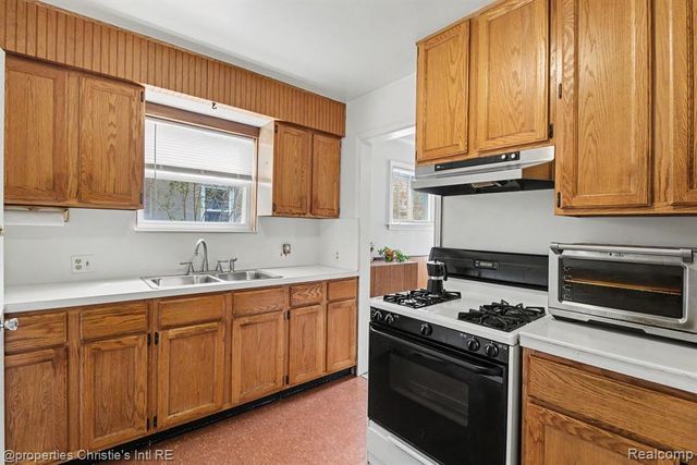 1316 W Troy Street, Ferndale, MI 48220
