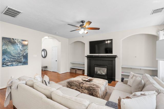 122 W Burberry Circle, The Woodlands, TX 77384