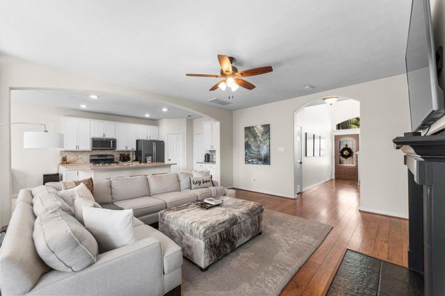 122 W Burberry Circle, The Woodlands, TX 77384