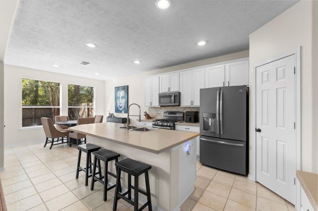 122 W Burberry Circle, The Woodlands, TX 77384