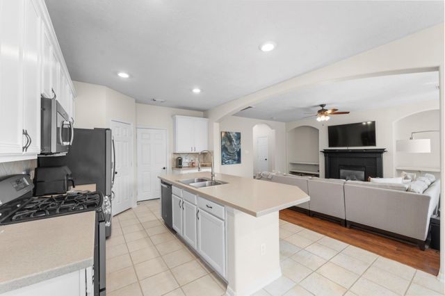 122 W Burberry Circle, The Woodlands, TX 77384