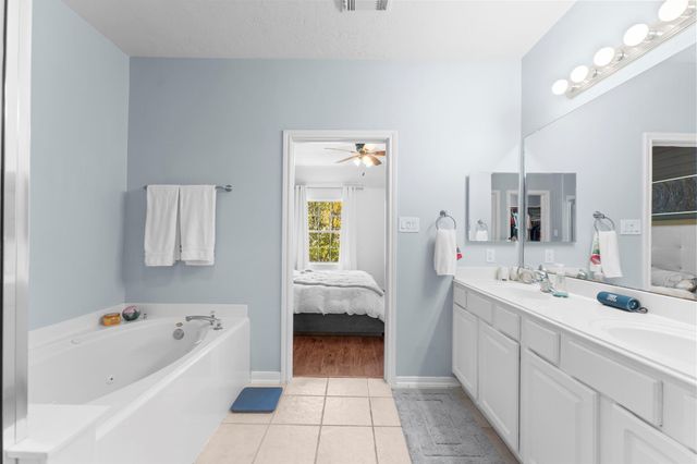 122 W Burberry Circle, The Woodlands, TX 77384