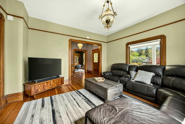 1002 NW Washington Boulevard, Grants Pass, OR 97526