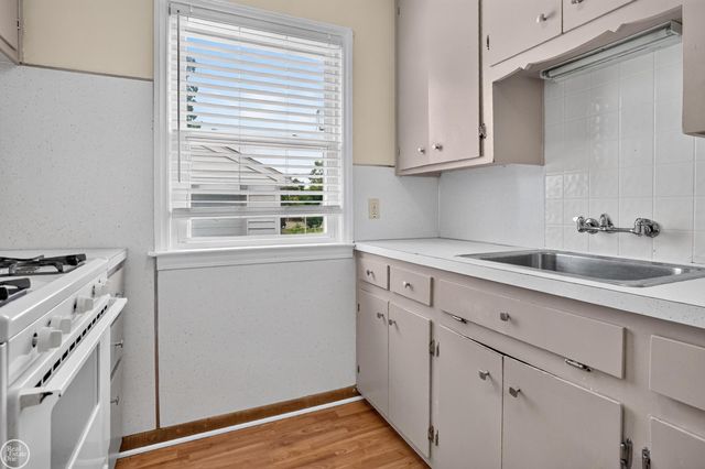 8299 Superior Avenue, Center Line, MI 48015