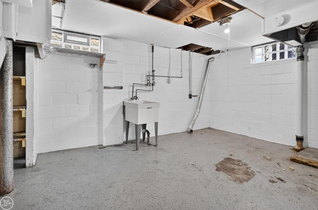 8299 Superior Avenue, Center Line, MI 48015