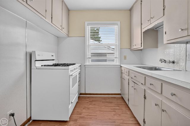 8299 Superior Avenue, Center Line, MI 48015