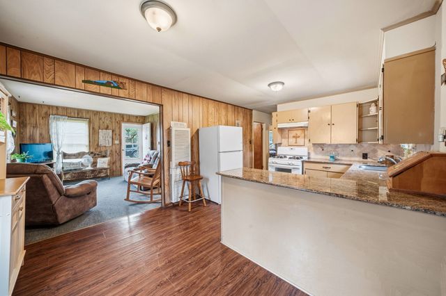 909 S Carlton Street, Ennis, TX 75119