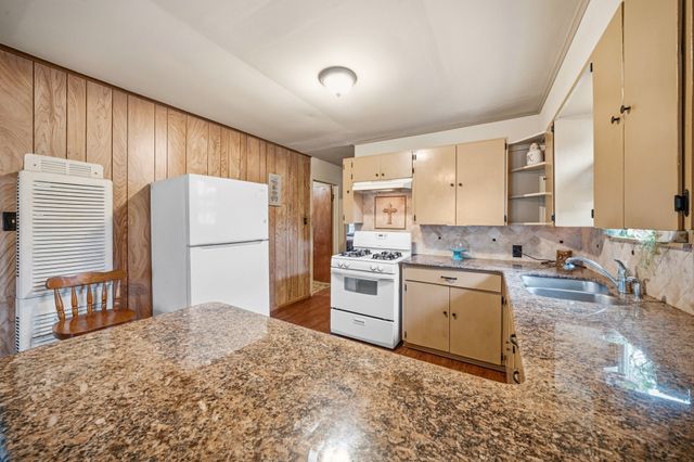 909 S Carlton Street, Ennis, TX 75119