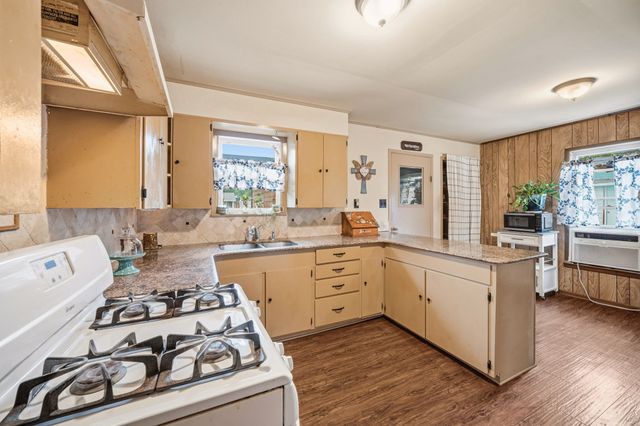 909 S Carlton Street, Ennis, TX 75119