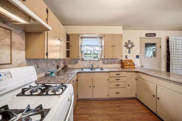 909 S Carlton Street, Ennis, TX 75119