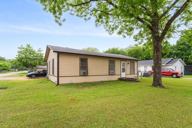 909 S Carlton Street, Ennis, TX 75119