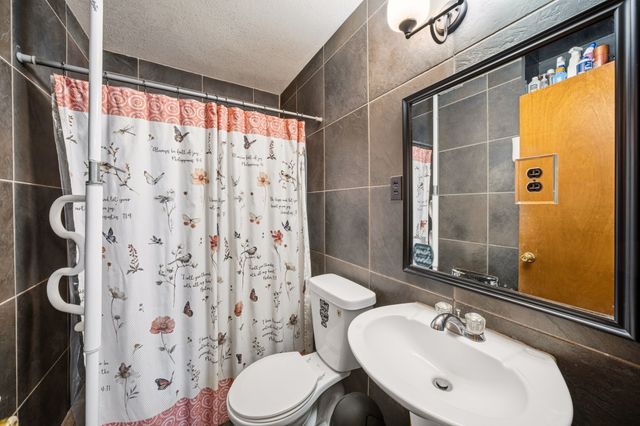 909 S Carlton Street, Ennis, TX 75119