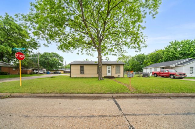 909 S Carlton Street, Ennis, TX 75119