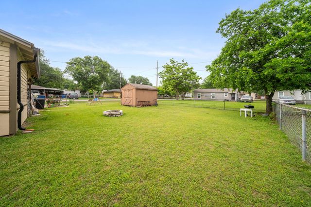 909 S Carlton Street, Ennis, TX 75119