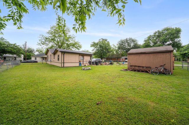 909 S Carlton Street, Ennis, TX 75119