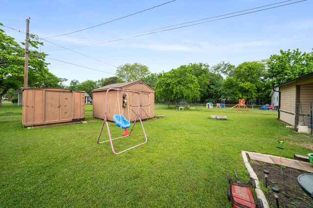 909 S Carlton Street, Ennis, TX 75119