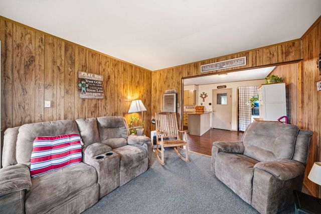 909 S Carlton Street, Ennis, TX 75119