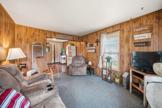 909 S Carlton Street, Ennis, TX 75119