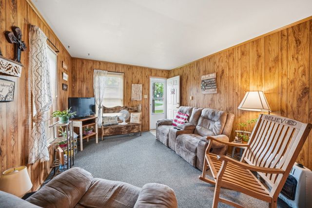 909 S Carlton Street, Ennis, TX 75119