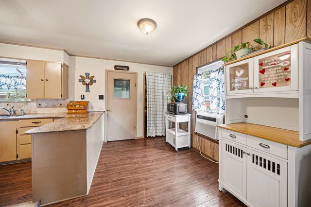 909 S Carlton Street, Ennis, TX 75119