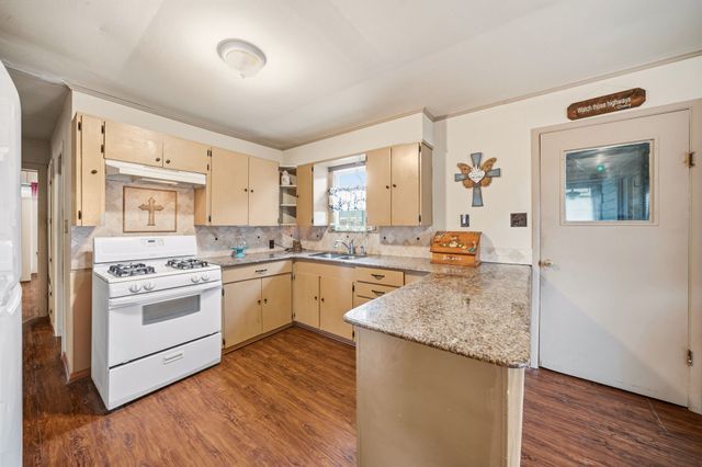 909 S Carlton Street, Ennis, TX 75119