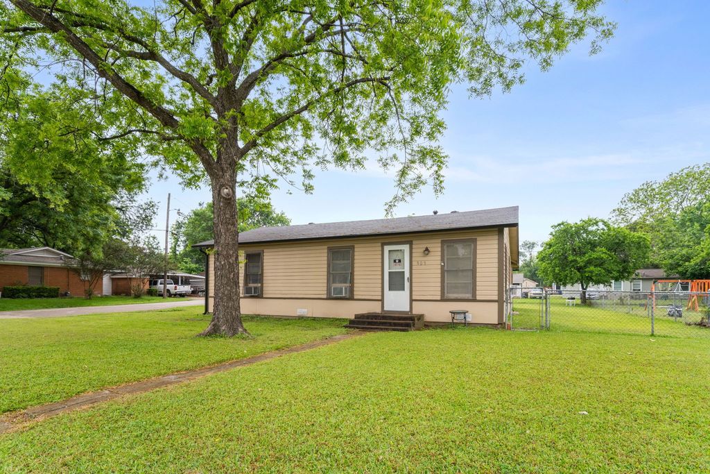 909 S Carlton Street, Ennis, TX 75119