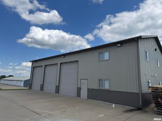 2294 TRENT Street, Le Claire, IA 52753