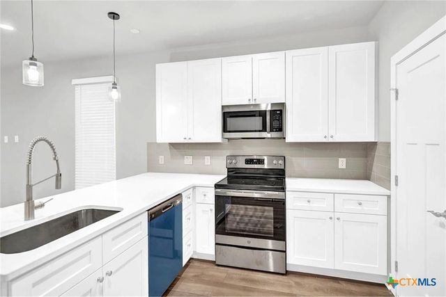 400 Shady Bluff Drive, Wimberley, TX 78676