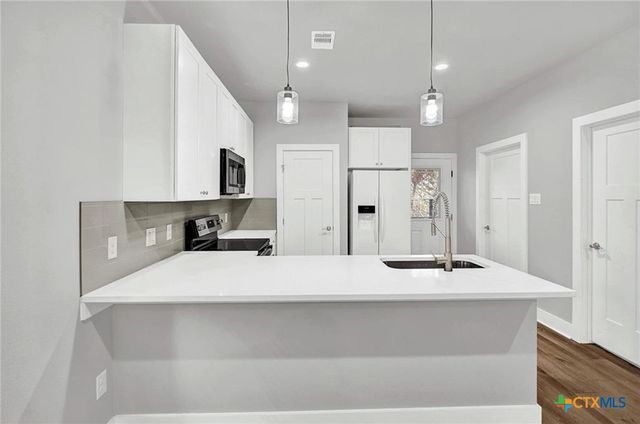 400 Shady Bluff Drive, Wimberley, TX 78676