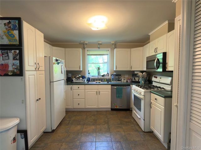 15 Forest Drive, Hyde Park, NY 12538