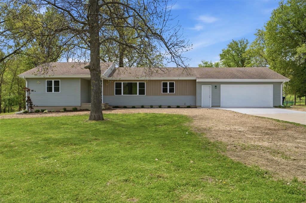 1033 Rolling Glen Drive, Marion, IA 52302
