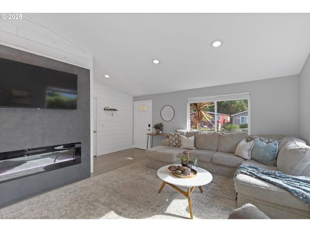 3635 SEA MIST Ave, Depoe Bay, OR 97341