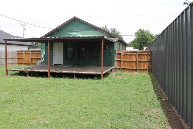 205 W WASHINGTON AVENUE, Iowa Park, TX 76367