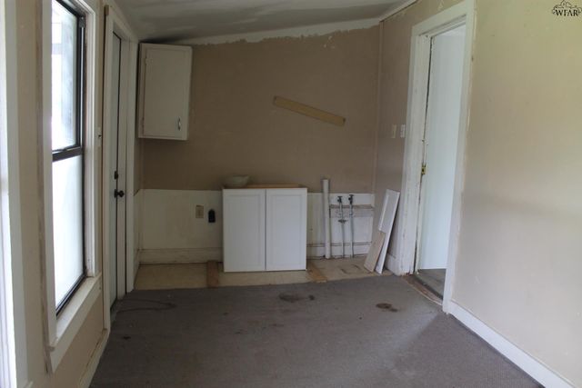 205 W WASHINGTON AVENUE, Iowa Park, TX 76367