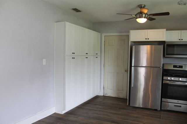 205 W WASHINGTON AVENUE, Iowa Park, TX 76367