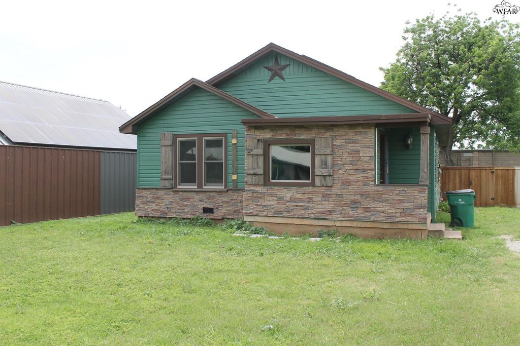 205 W WASHINGTON AVENUE, Iowa Park, TX 76367