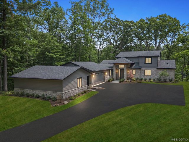 3511 LAKECREST Drive, Bloomfield Charter Township, MI 48304