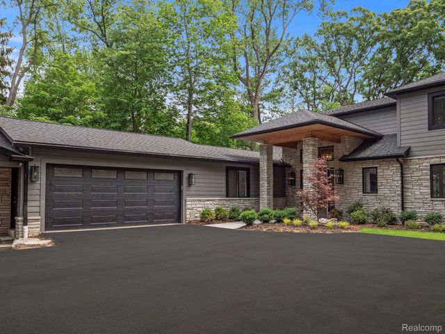 3511 LAKECREST Drive, Bloomfield Charter Township, MI 48304