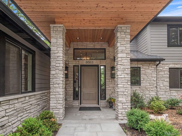 3511 LAKECREST Drive, Bloomfield Charter Township, MI 48304