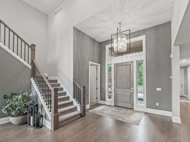 3511 LAKECREST Drive, Bloomfield Charter Township, MI 48304