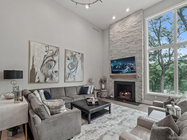 3511 LAKECREST Drive, Bloomfield Charter Township, MI 48304