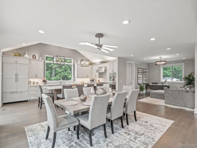 3511 LAKECREST Drive, Bloomfield Charter Township, MI 48304