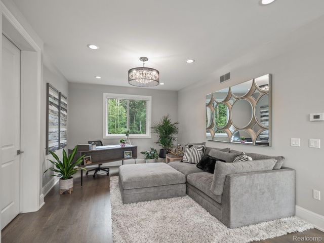 3511 LAKECREST Drive, Bloomfield Charter Township, MI 48304