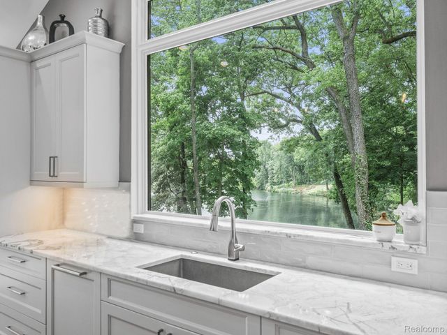 3511 LAKECREST Drive, Bloomfield Charter Township, MI 48304