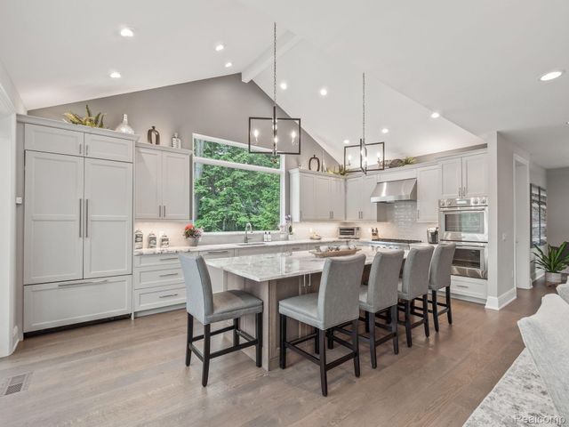3511 LAKECREST Drive, Bloomfield Charter Township, MI 48304
