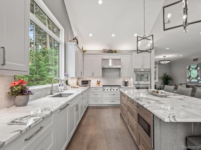 3511 LAKECREST Drive, Bloomfield Charter Township, MI 48304