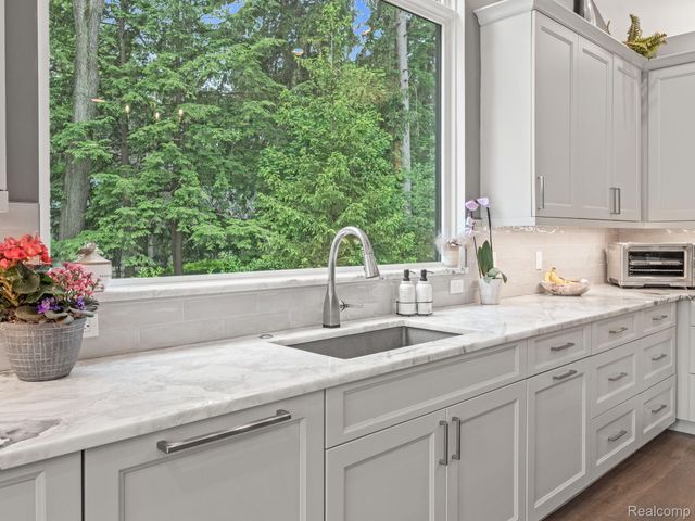3511 LAKECREST Drive, Bloomfield Charter Township, MI 48304