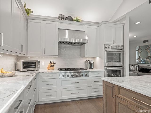 3511 LAKECREST Drive, Bloomfield Charter Township, MI 48304