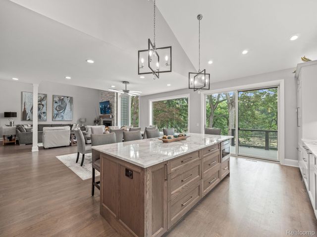 3511 LAKECREST Drive, Bloomfield Charter Township, MI 48304