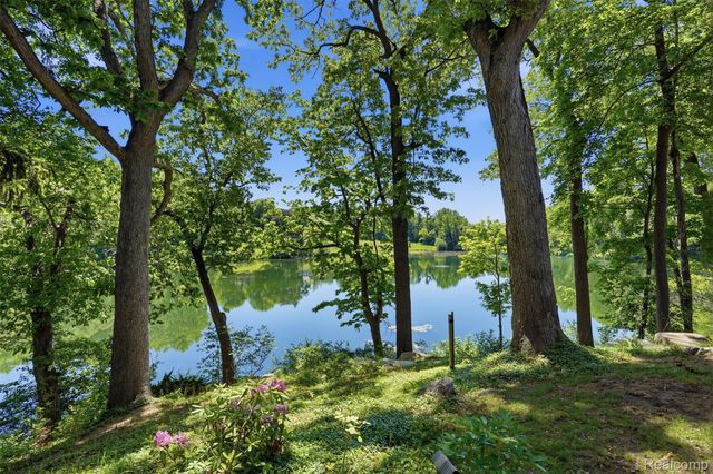 3511 LAKECREST Drive, Bloomfield Charter Township, MI 48304